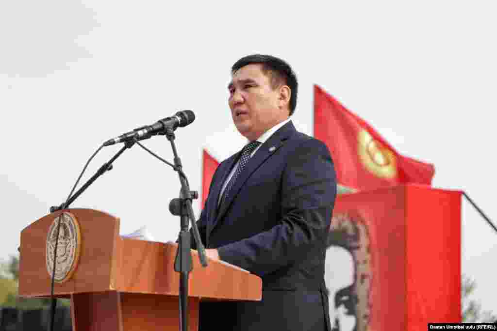 Ош шаарынын мэри шаар тургундарын бүгүнкү майрамы менен куттуктап жатат.