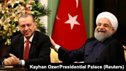 Реджеп Тайїп Ердоган (л) і Хасан Роугані (п) під час прес-конференції в Тегерані, 4 жовтня 2017 року