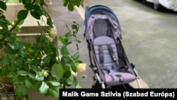 Egy agyonhasznált YOYO pihen Párizs 15. kerületében egy belső udvaron.