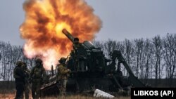 Українські військові ведуть вогонь із САУ «Піон» по російських позиціях біля Бахмуту. Донецька область, 16 грудня 2022 року