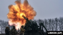 Ukrán katonák lövik az orosz állásokat a donyecki Bahmut közelében 2022. december 16-án