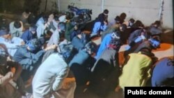 عکسی که در خبرگزاری‌ها از بازداشت این افراد منتشر شده است