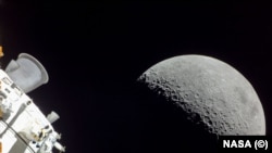 Pogled na Mesec s kapsule Orion na misiji Aremis 1, 5. decembar 2022.