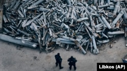 Зібрані фрагменти російських ракет, які були випущені по Харкову. Україна, 3 грудня 2022 року