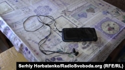Ті самі телефон і навушники, завдяки яким Інга слухала в окупації програми Радіо Донбас.Реалії