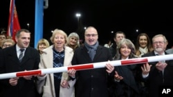 Ministar vanjskih i evropskih poslova Goran Grlić-Radman, u sredini, podiže kapije na graničnom prijelazu u Goričanu, Hrvatska, u nedjelju, 1. januara 2023. Hrvatska je tada postala dijelom Šengena.