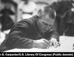 „Da.” Un emigrant român la Consulatul SUA din București întocmește o cerere pentru o călătorie în [America], țara imaginată ca fiind a cărămizilor de aur. Sute de persoane sunt respinse zilnic din cauza contingentului de cereri prea mare.