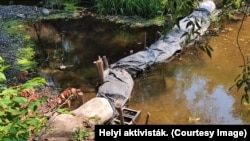 A házi készítésű gát a víz visszatartására