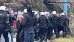 Ultradesničari iz Srbije se sukobili sa policijom na Jarinju