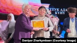 Акын, драматург Алтынай Темировага сыйлык тапшыруу учуру. 12-декабрь, 2022-жыл. Бишкек