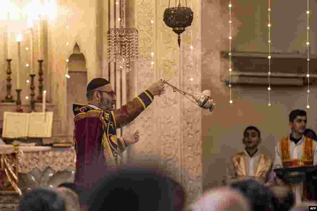 Mesha në Kishën Ortodokse Siriane të Virgjëreshës Mari në qytetin me shumicë kurde Qamishli në provincën verilindore të Sirisë, Hasakah. 25 dhjetor 2022.