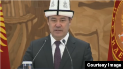 Садыр Жапаров, сыйлык тапшыруу аземи учурунда. 29-декабрь, 2022-жыл. 