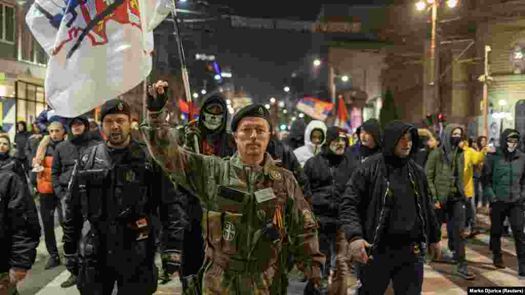 December 12-én tüntetők vonultak fel Belgrádban a szerb nemzetiségűek támogatására, akik barikádokat emeltek Koszovó északi részének főútvonalain
