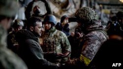 Volodimir Zelenszkij ukrán katonákkal Bahmutban 2022. december 20-án