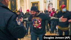 Daglas Džensen u majici sa QAnon simbolima tokom u Kapitol, 6. januar 2021.