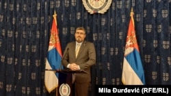 Sekretari i Shetit në Ministrinë serbe të Mbrojtjes, Nemanja Staroviq, gjatë konferencës për media në Beograd më 22 dhjetor 2022.