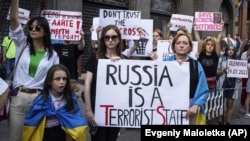 Родичі та друзі захисників «Азовсталі» на акції з вимогою визнати Росію державою-терористом після вбивства українських військовополонених у в’язниці в Оленівці на окупованій частині Донеччини. Львів, 18 серпня 2022 року