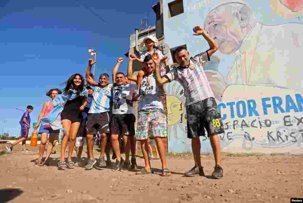 Szurkolók örömünnepe Buenos Airesben &ndash; a háttérben Ferenc pápa képe egy épület falán