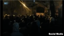 تجمع اعتراضی اهالی جوانرود مقابل فرمانداری این شهر