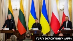 Президент України Володимир Зеленський на спільній пресконференції з президентом Литви Гітанасом Науседою (ліворуч) та президентом Польщі Анджеєм Дудою (праворуч). Львів, 11 січня 2023 року 