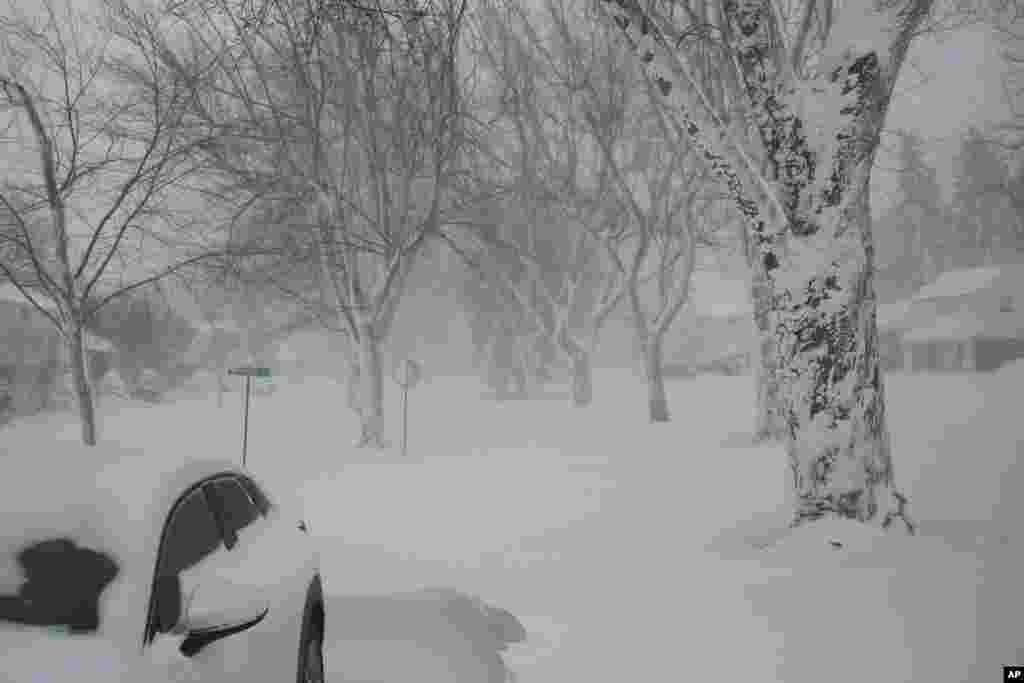 Zbog oštre zimske oluje u subotu je bez struje ostalo stotine hiljada domova i preduzeća širom Sjedinjenih Država. (Amherst, Njujork 24. decembra)