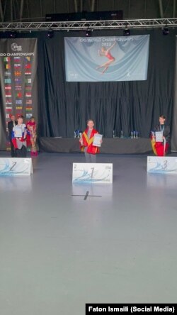 Andi Ismaili gjatë ceremonisë së shpalljes së fituesve të Konkursit Botëror të vallëzimit në Podcetertek, Slloveni.