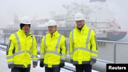 Primul terminal de gaz lichefiat din Germania, inaugurat de cancelarul Olaf Scholz, ministrul Economiei, Robert Habeck și ministrul de Finațe Christian Lindner. Terminalul „Hoegh Esperanza” este în fundal, Wilhelmshaven, Germania, 17 decembrie 2022. 