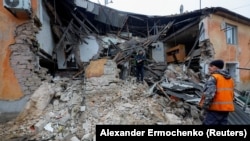 Radnici rade na uklanjanju štete nakon napada u Horlivki u Donjecku, 13. decembar 2022.