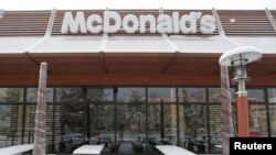 McDonald's түйүнүн Алматы шаарындагы жабык турган рестораны.