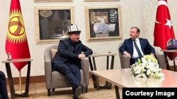 Нурланбек Шакиевдин Анкара шаарында тартылган, талкуу жараткан сүрөтү.