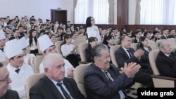 Na sastanku studenata s guvernerom regiona na jugu Uzbekistana, jedna studentkinja je predložila onlajn grupe za suprotstavljanje kritičarima i "predstavljanje pozitivnih promena". Nije jasno da li su same vlasti smišljale predloge studenata, što je uobičajeno u Uzbekistanu.