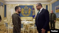 Британія підтримує наразі і буде підтримувати Україну «діями, а не лише словами», запевнив міністр закордонних справ Великої Британії Джеймс Клеверлі (п), Київ, 25 листопада 2022 року