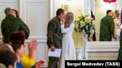 Видання посилається на дані власного дослідження про кількість термінових весіль, які зіграли ті, хто отримав повістки восени минулого року