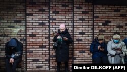 Жер астындагы баш калкалоочу жайларда отурган киевдиктер. 