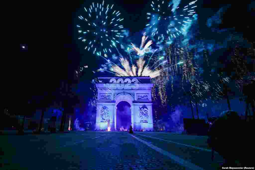 Париждеги Триумфалдык аркада жанган оттор.