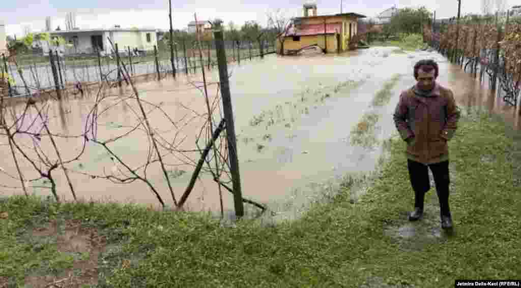 Poplavljene kuće u selu Bleran u Skadru, jednom od područja najviše pogođenih poplavama, Albanija, 20. novembar 2022.