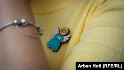 Një engjëll druri në xhemperin e verdhë të gazetares ukrainase, Iryna Synelnyk.