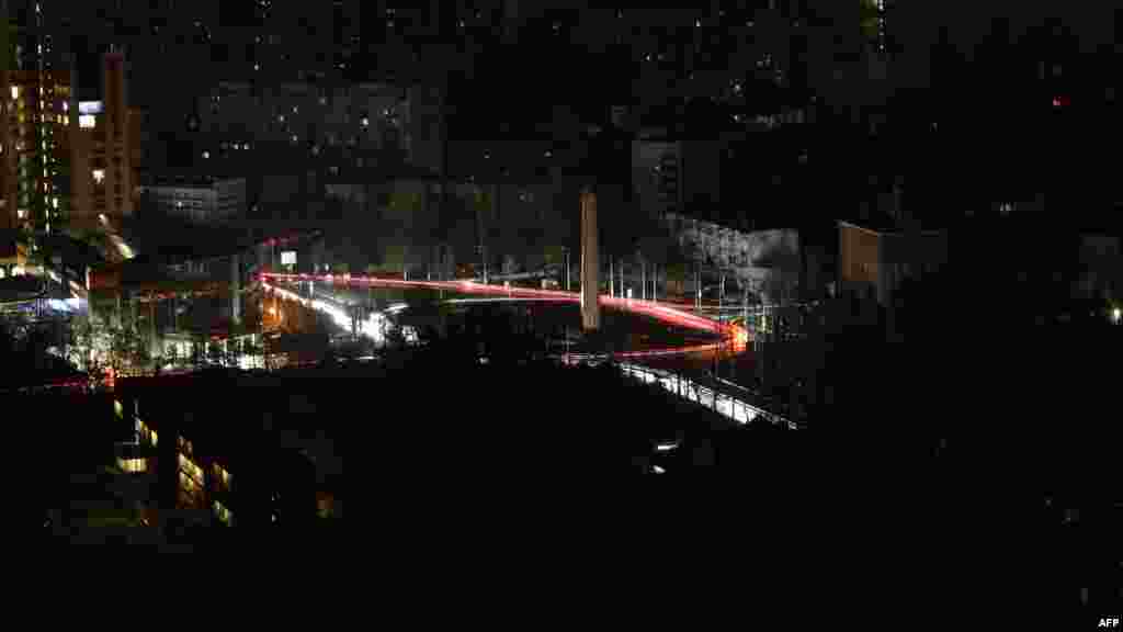 A világháborús felszabadítási obeliszk környékén is csak az autóforgalom fényei világítanak