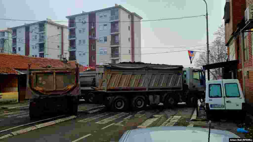 Barrikada e vendosur tek udhëkryqi i Shkollës Teknike në Mitrovicë të Veriut. Ky vend gjendet afër Lagjes së Boshnjakëve, ku jetojnë shqiptarë, serbë dhe boshnjakë.&nbsp;