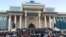 Протестующие у здания правительства в Улан-Баторе. 5 декабря 2022 года