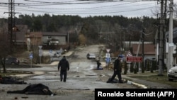 Civilek holttestei hevernek az utcán Bucsában 2022. április 2-án