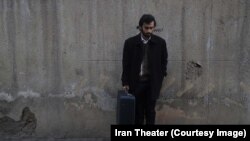 حسین محمدی در نمایش «هفت تا نه و نيم» به كارگردانى مريم خليلى