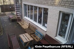 Шелтер для переселенців у Дніпрі, біля будівлі