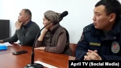 Толгонай Солтонова сот залында. Сүрөт "Апрель ТВнын" түз эфиринен алынган.