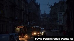 Centrul orașului Lvov lipsit de electricitate. Rețeaua electrică a fost lovită de rachete rusești, Lvov, 23 noiembrie 2022