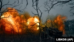 Ushtarët ukrainas qëllojnë në pozicionet ruse pranë Bakmut, rajoni Donjeck, Ukrainë. 20 nëntor 2022.