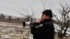 Украински войник се готви да стреля срещу руски позиции в района на Соледар, Донецка област. Снимката е от 14 януари