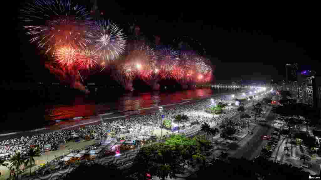 Рио-де-Жанейродогу атактуу Копакабана жээгиндеги жаркыраган оттор.&nbsp;&nbsp;