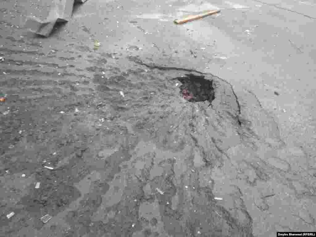 Вирва в асфальті від снаряду