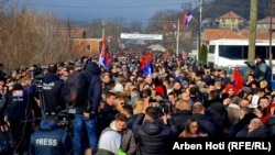 Kako javljaju reporteri RSE, na protest su došli i Srbi koji žive južno od reke Ibar.